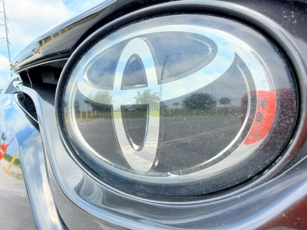 2020 Toyota Camry LE - Photo 11